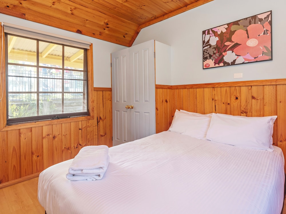 1 Bedroom, Cabin, 1 Queen and 1 Bunk Bed, Pool Side