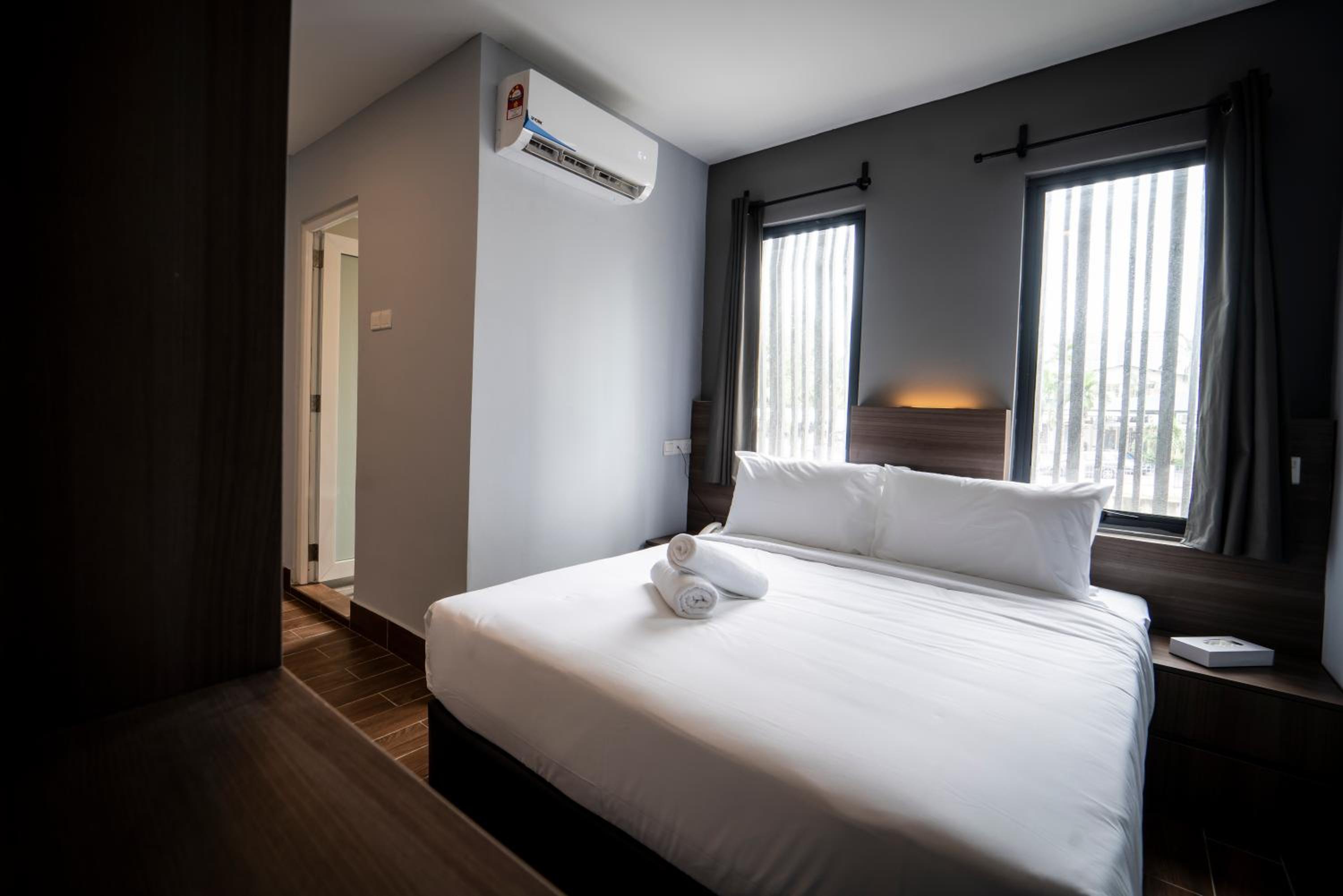 Executive, Queen Bed