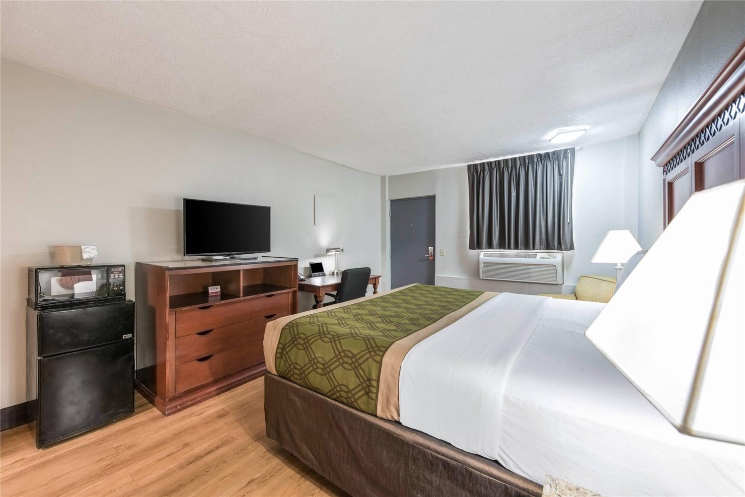 غرفة بسرير كينج، Rodeway Inn St. Joseph MI 3/4