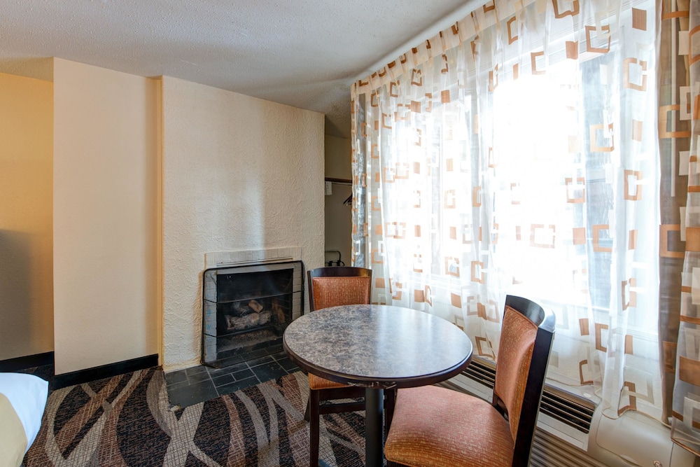 Quality Inn Creekside - Downtown Gatlinburg 40/45
