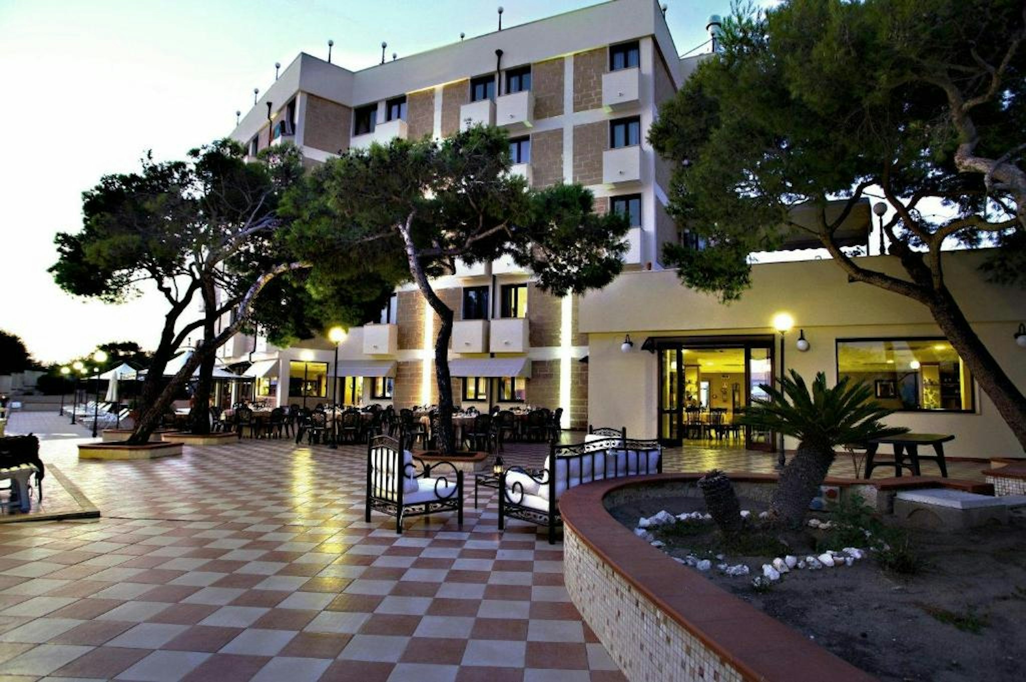 Ara Solis Hotel 74/78