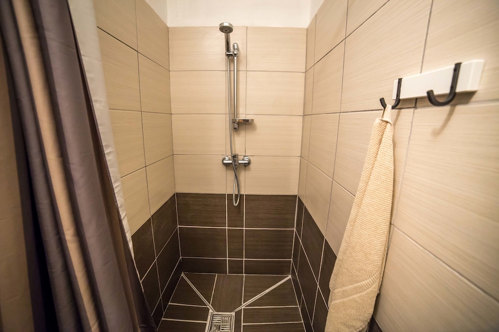 Nitra Glycerin Hostel 18/35