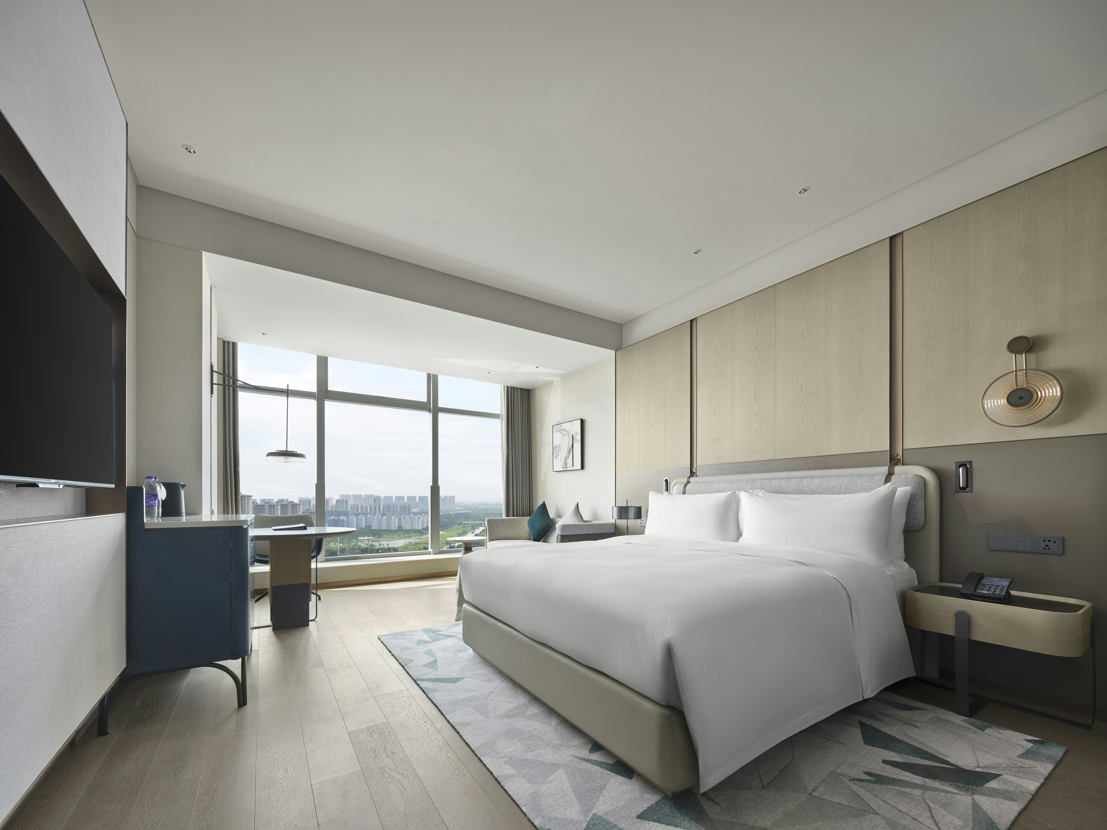 DELUXE, KING BED