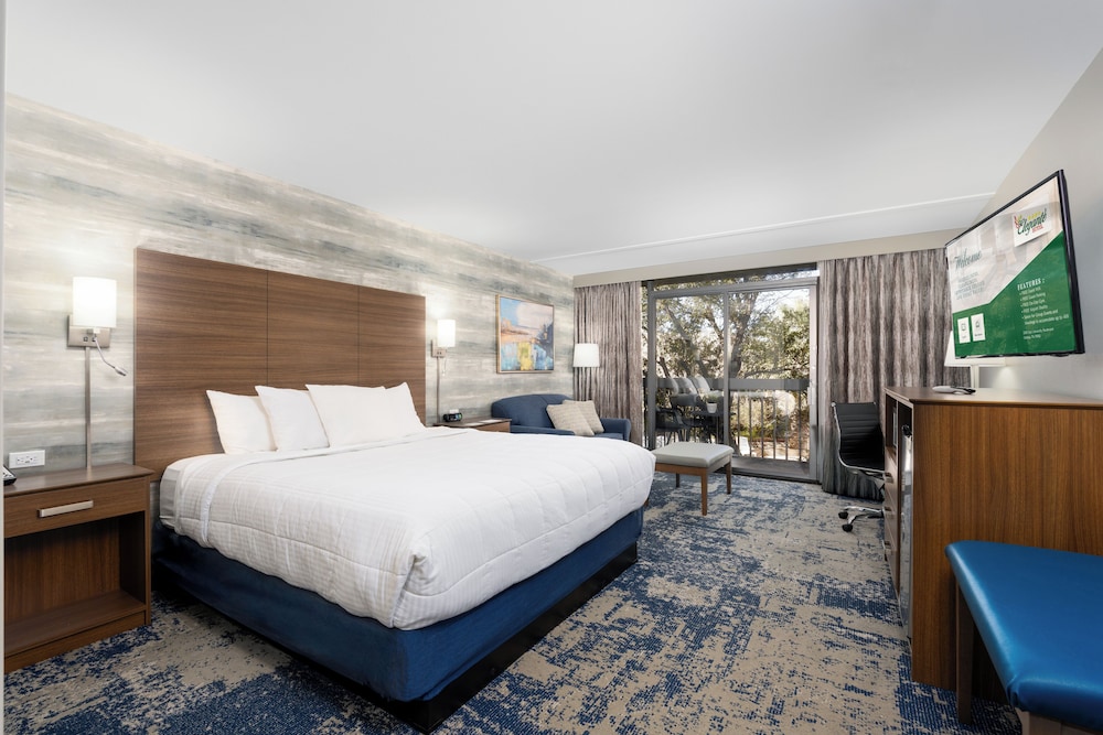 PREMIUM, KING BED, POOL VIEW