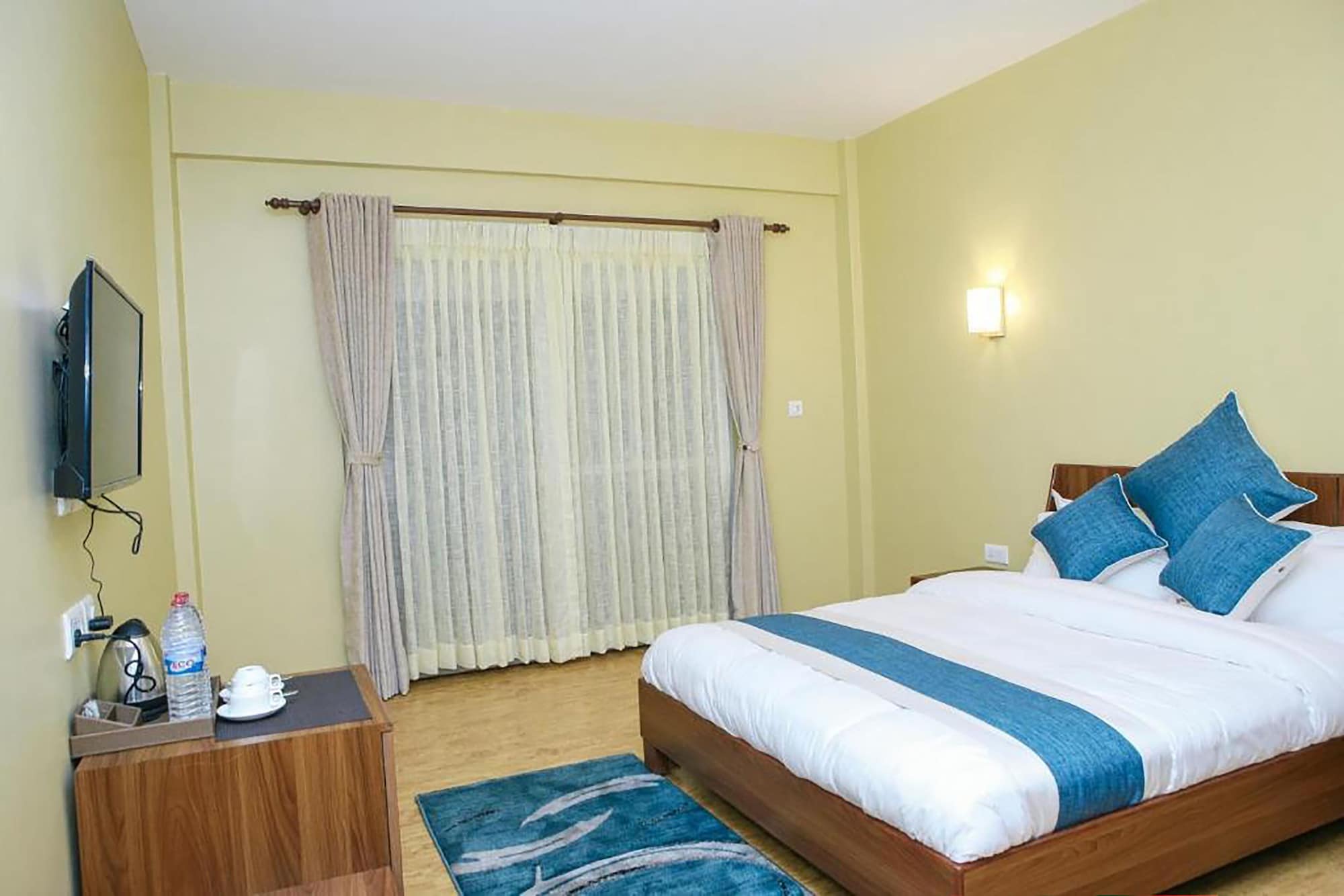 DELUXE, KING BED