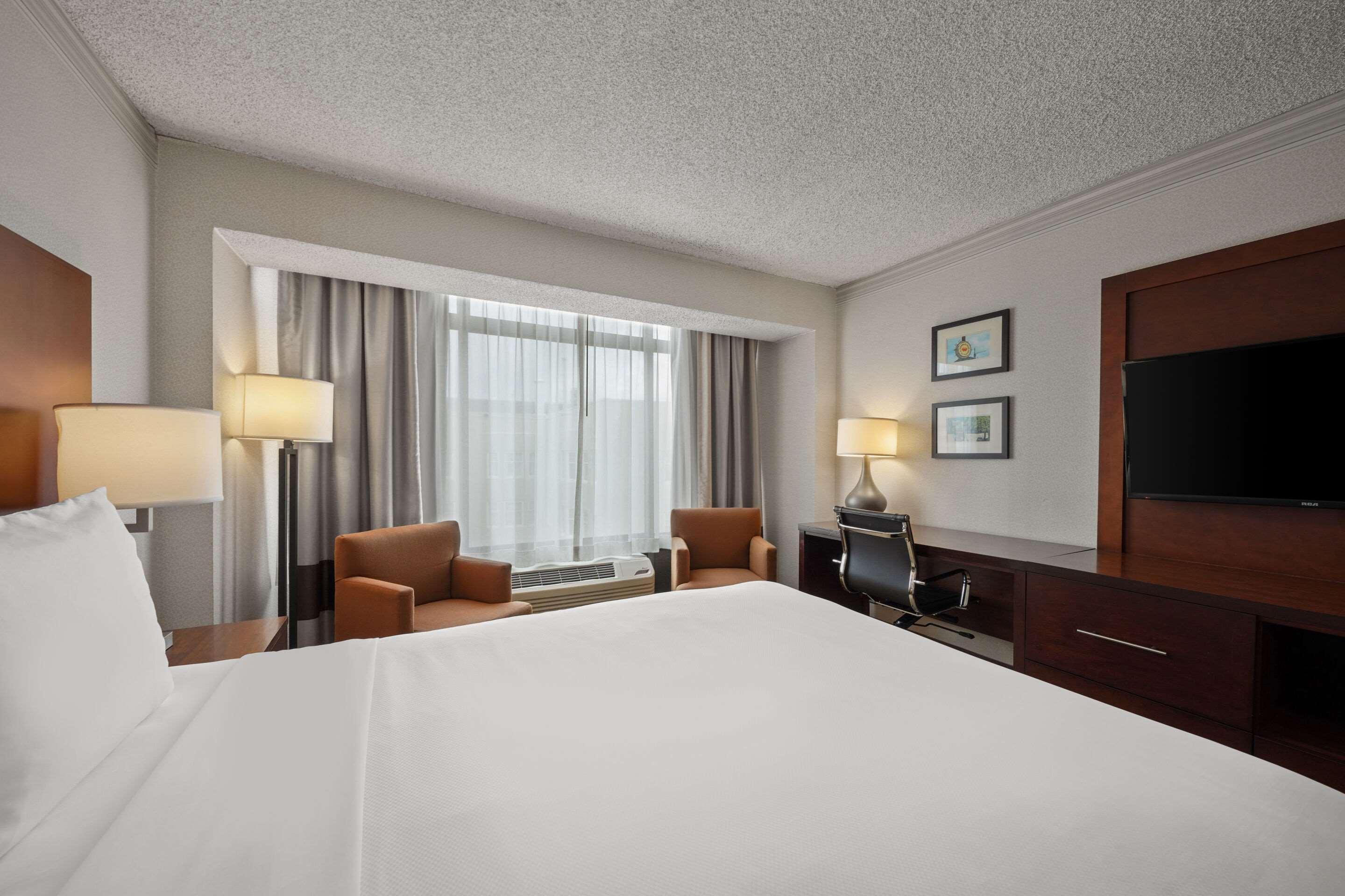 1 QUEEN BED