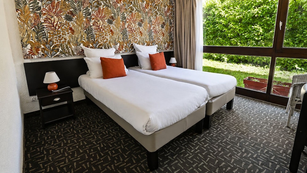 HOTEL LA BELLE POULE 13/44
