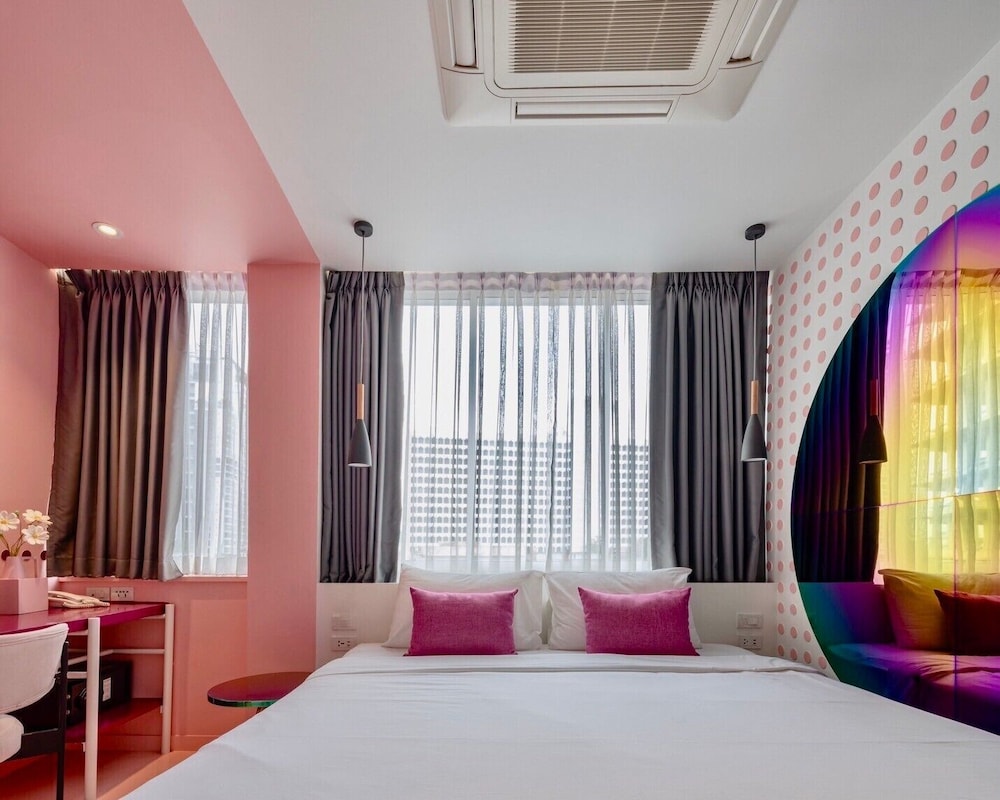 EXECUTIVE, SUITE