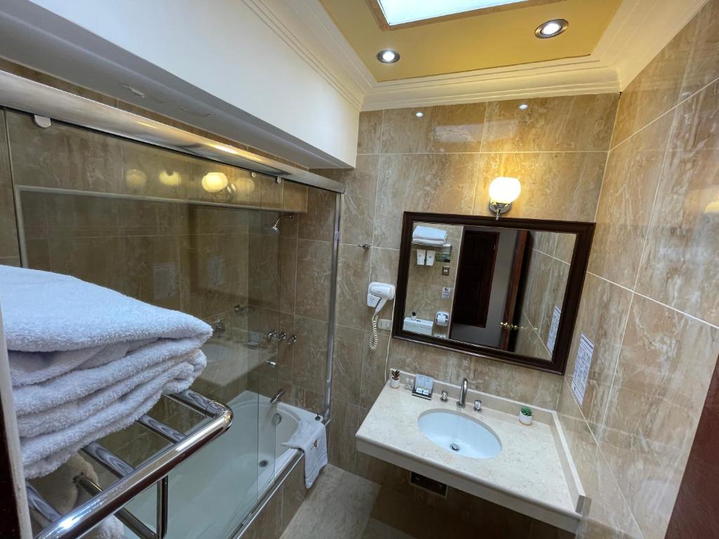 جناح، Hotel Rojas 4/4