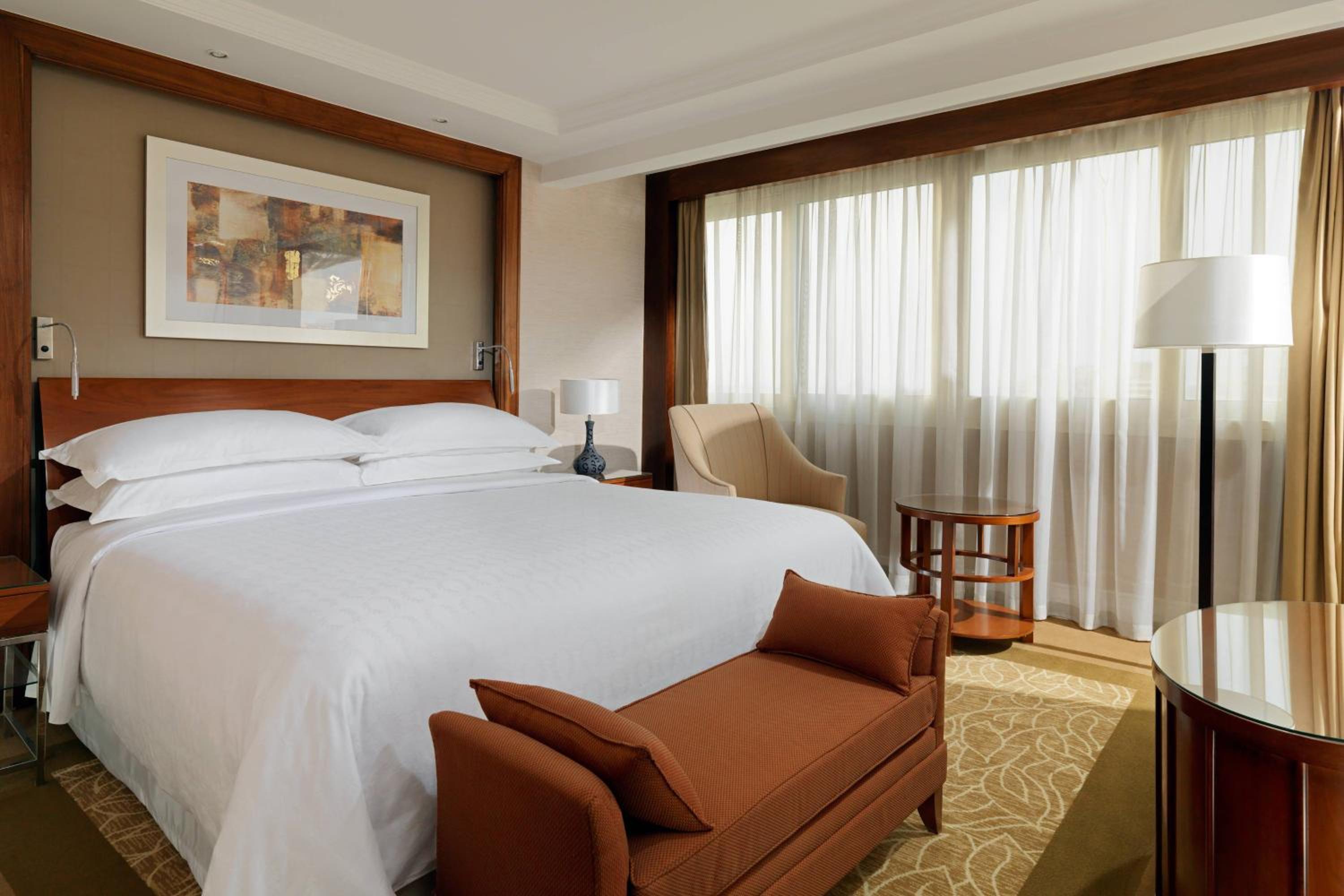 Executive, Suite, King Bed, Partial River View, Balcony, Club Lounge Access