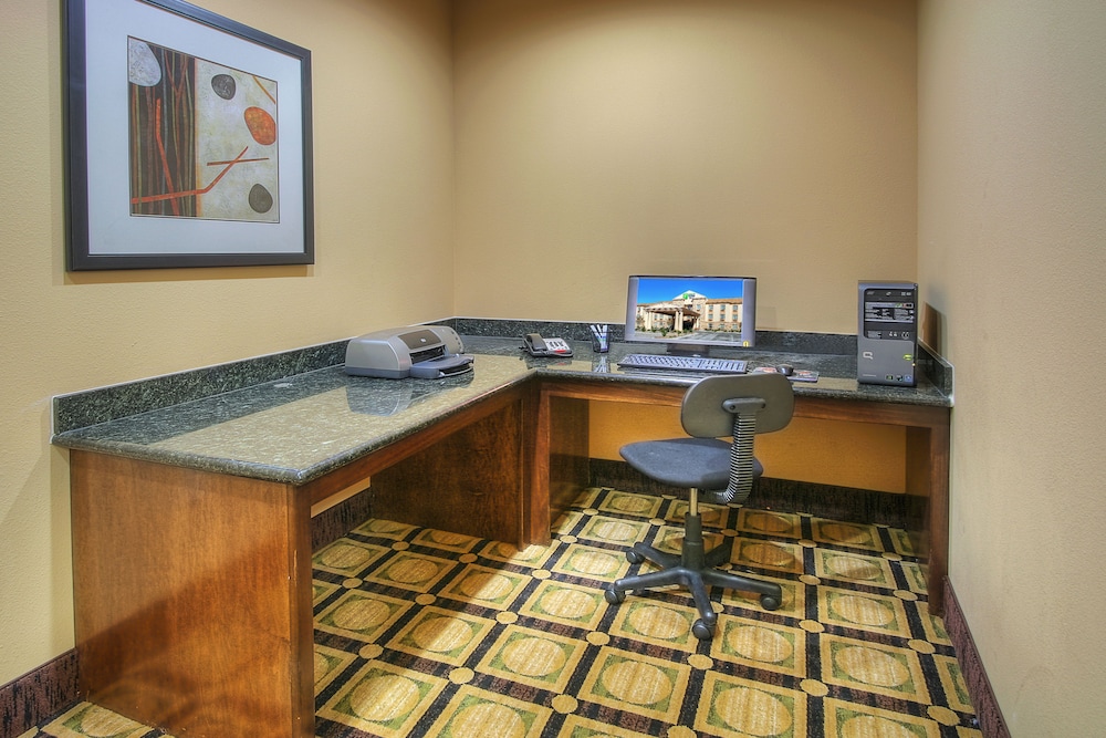 Spark by Hilton Pecos 33/33