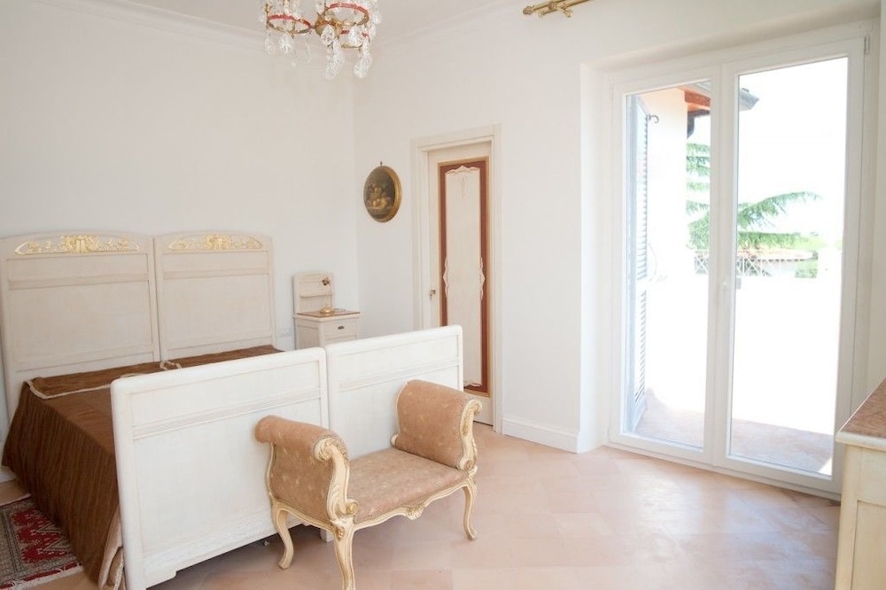 ROOM, DOUBLE OR TWIN BED