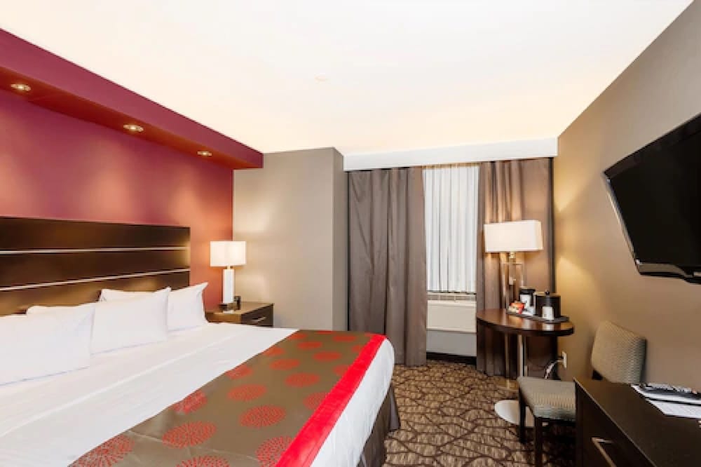 Ramada By Wyndham Niagara Falls By the River 12/47
