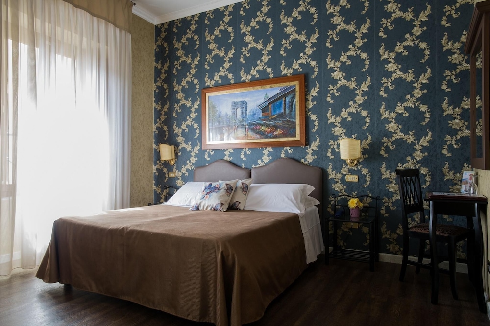ROOM, DOUBLE BED