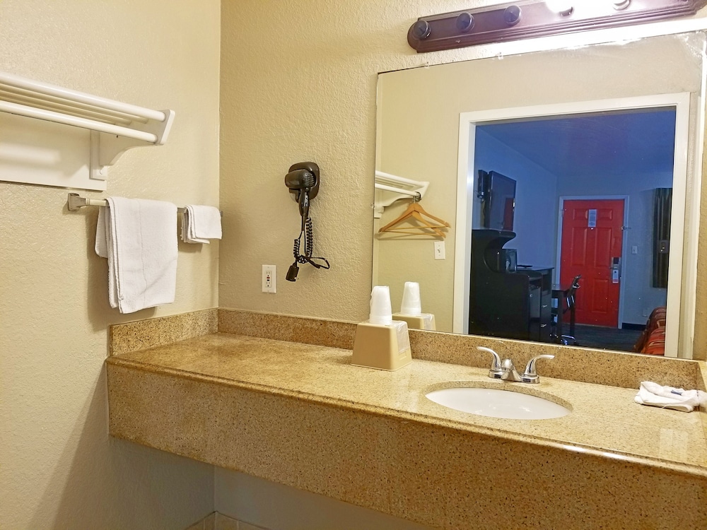 Howard Johnson by Wyndham Houston Hobby Airport 37/61