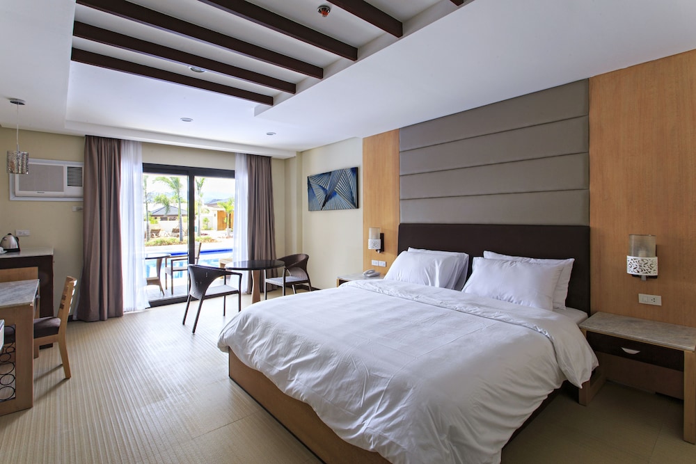 SUPERIOR, KING BED, POOL ACCESS