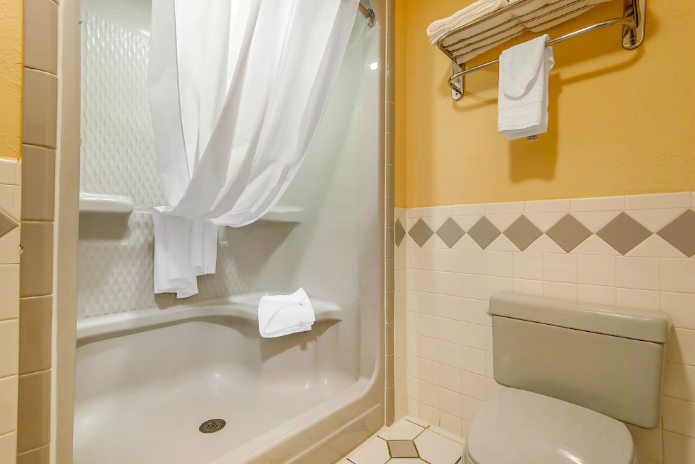 Quality Inn & Suites Owasso US-169 17/45