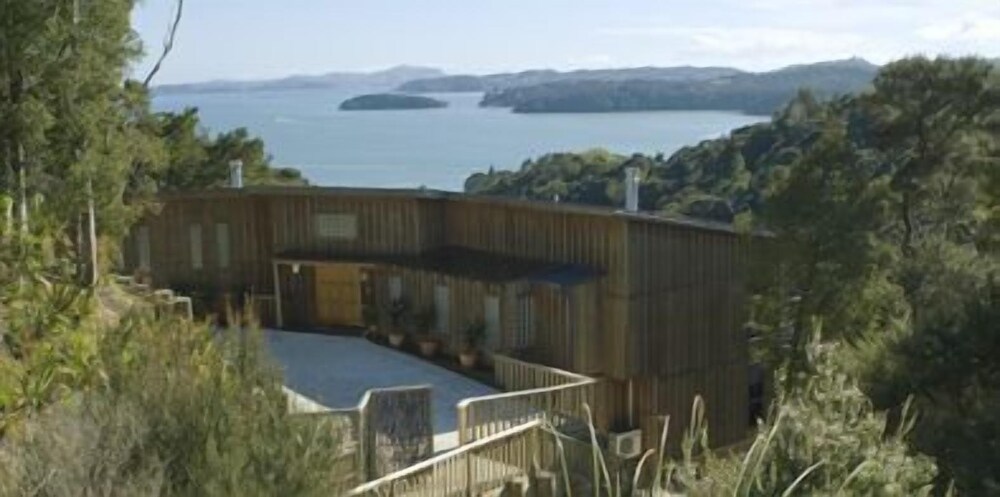 THE SANCTUARY AT BAY OF ISLANDS 27/28