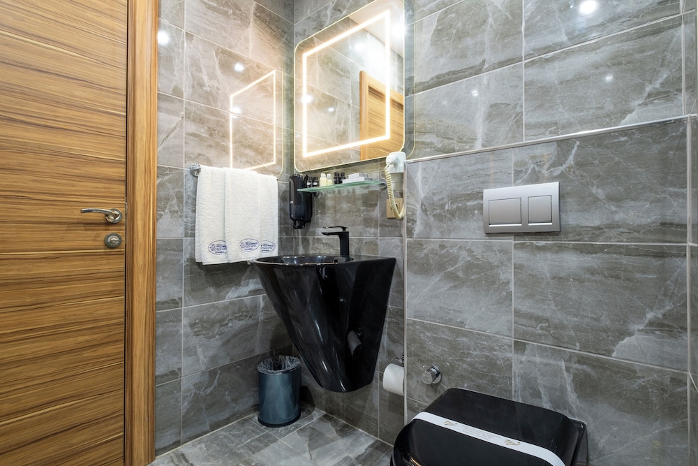 La Wisteria Boutique Hotel 65/66