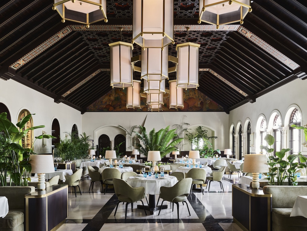 Four Seasons Hotel At The Surf Club 47/56
