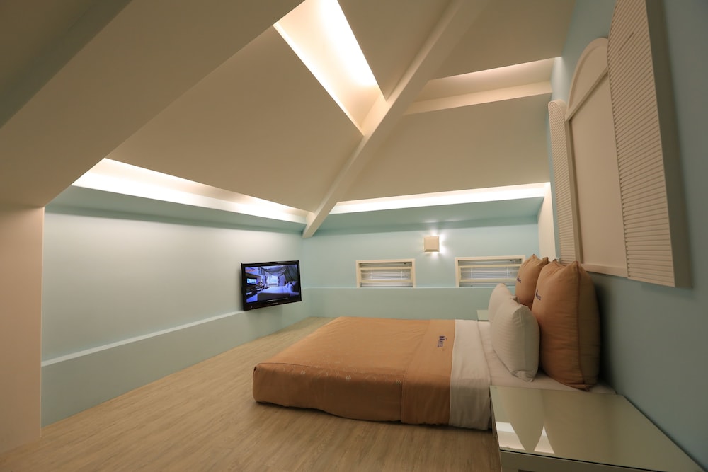Regale Villa Hotel 43/73