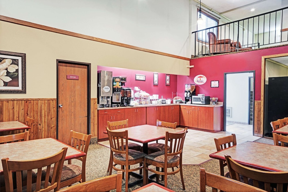 Super 8 By Wyndham Rogers Minnesota 34/42