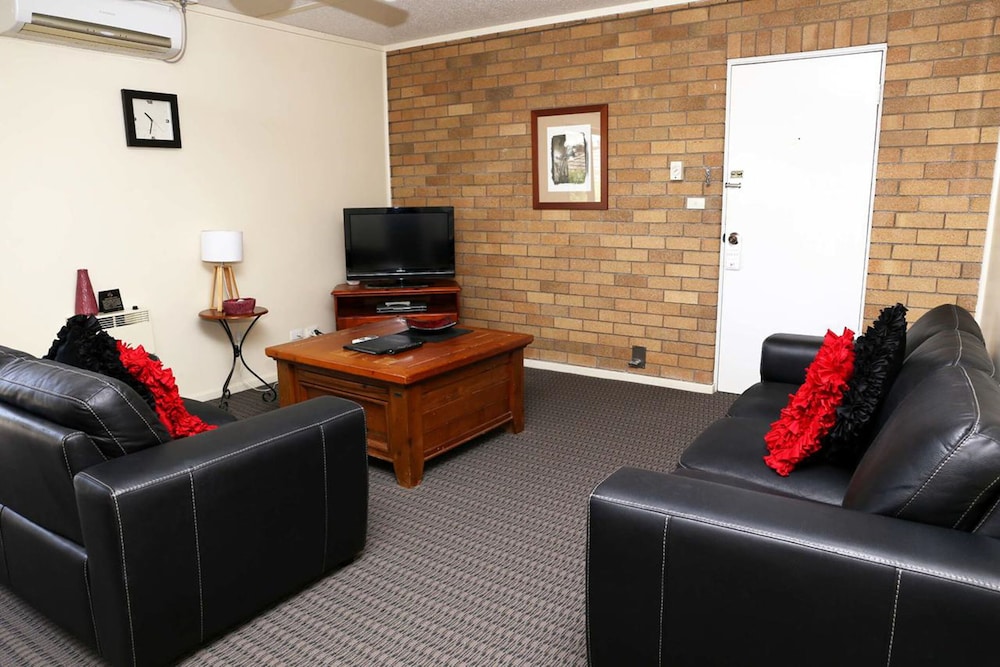 Westwood Motor Inn 35/50