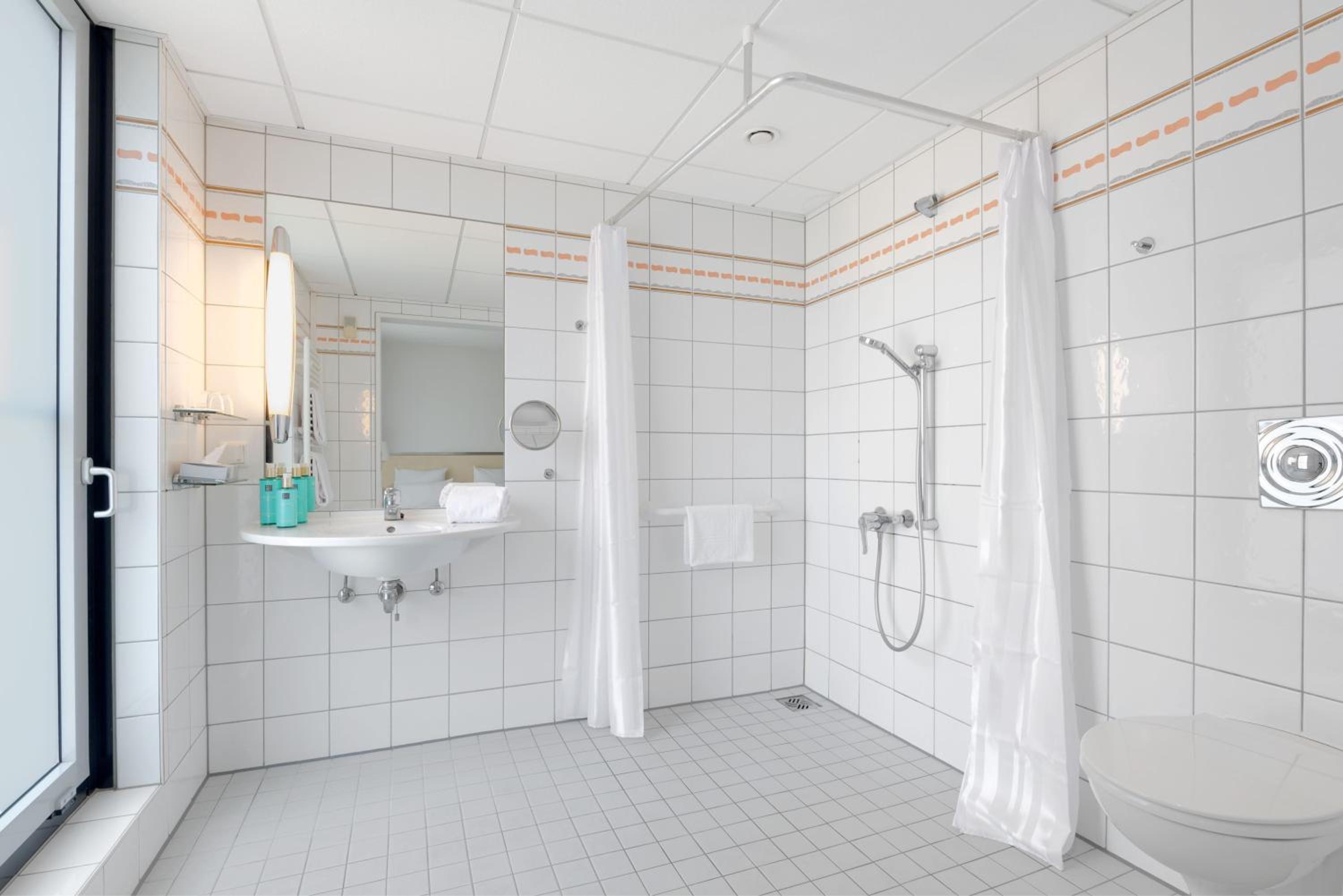 غرفة قياسية بسرير كوين لذوي الإعاقة، Novotel Berlin Mitte 5/7
