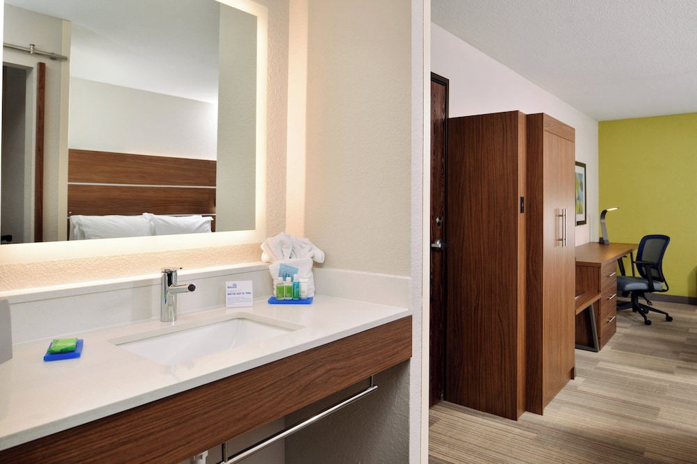 Holiday Inn Express Suites North Kansas City Ex Quality Inn Suites 52/52