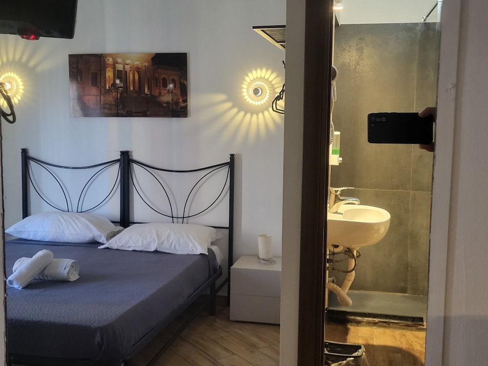 ROOM, DOUBLE OR TWIN BED