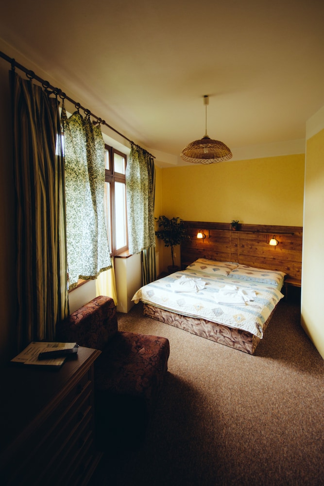 2 BEDROOMS, SUITE