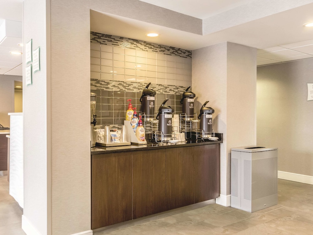 La Quinta Inn & Suites by Wyndham Cleveland - Airport North 9/44
