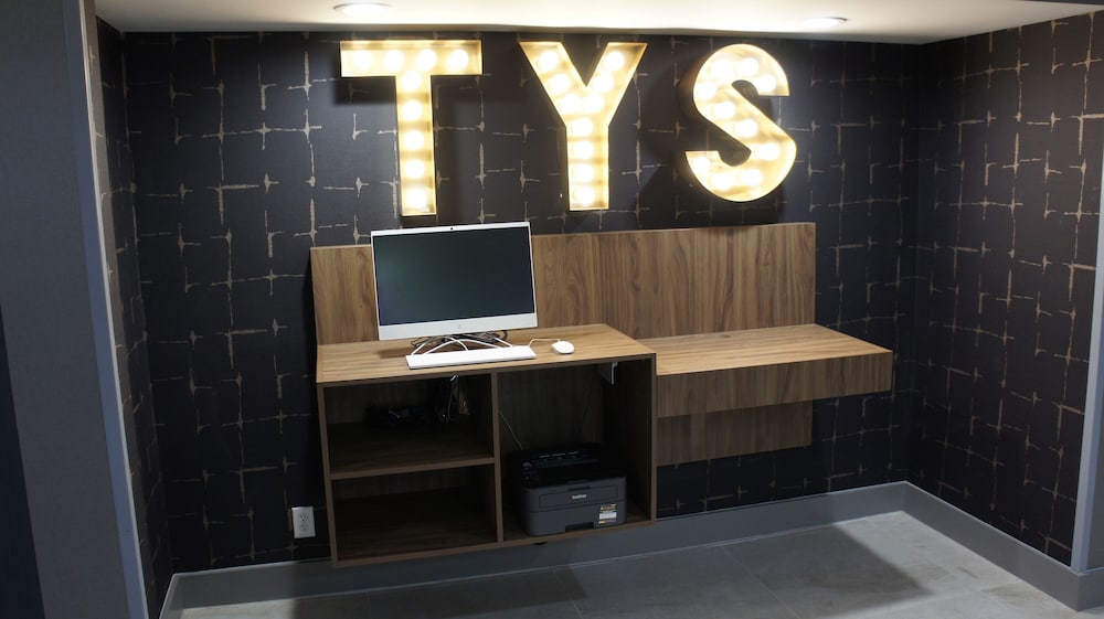Hawthorn Extended Stay by Wyndham Knoxville 7/46