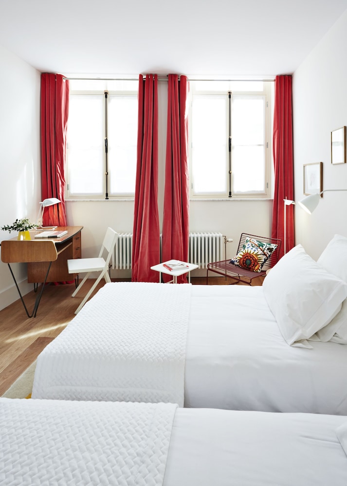 ROOM, QUEEN BED