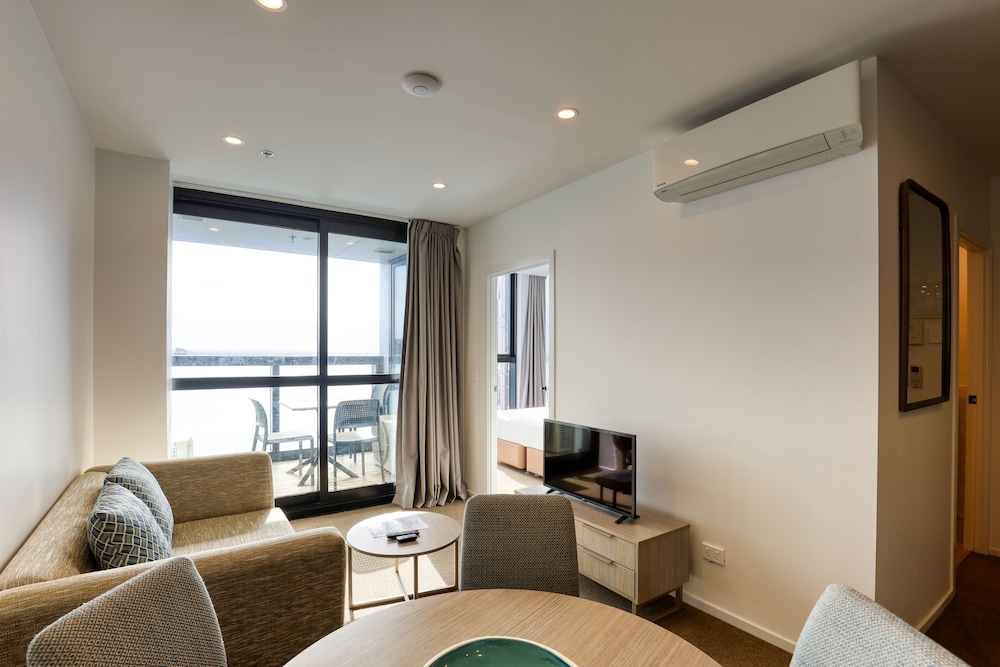 Ramada Suites By Wyndham Victoria Street West 33/57