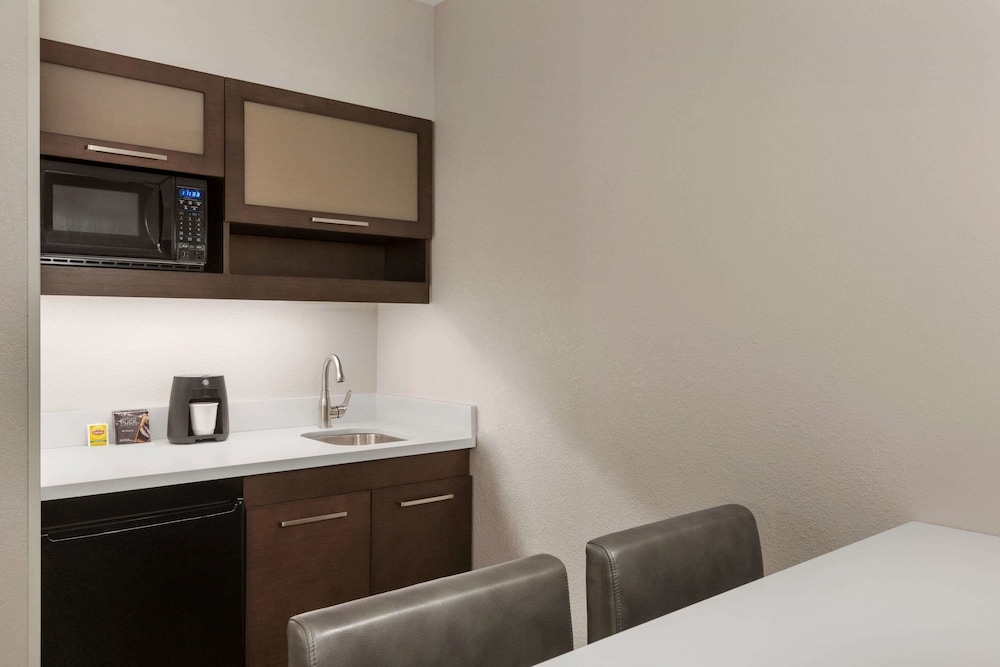 Ramada by Wyndham Suites Orlando Airport 22/56