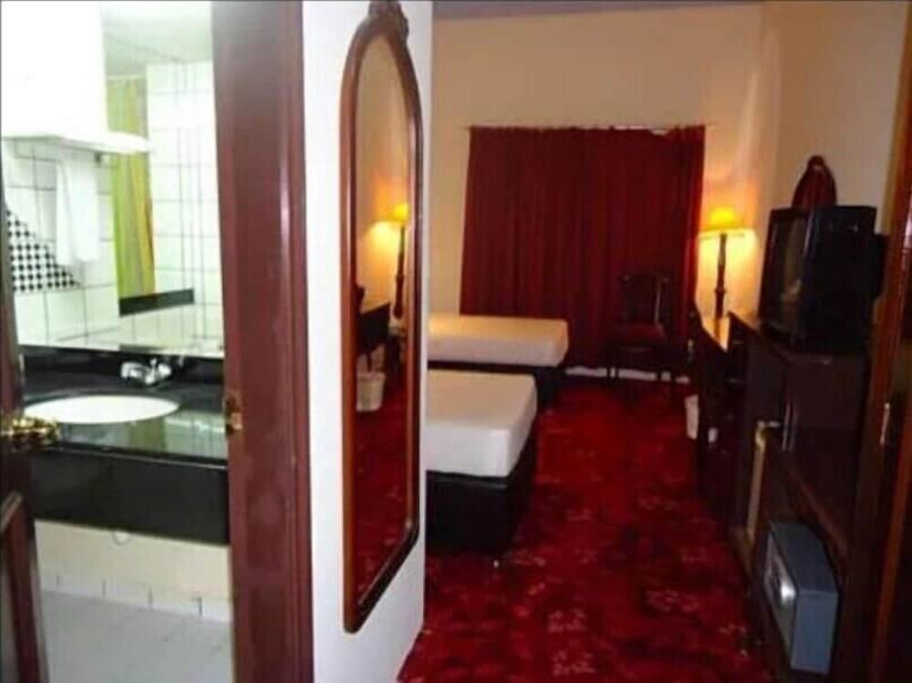 Al Commodore Hotel 40/40