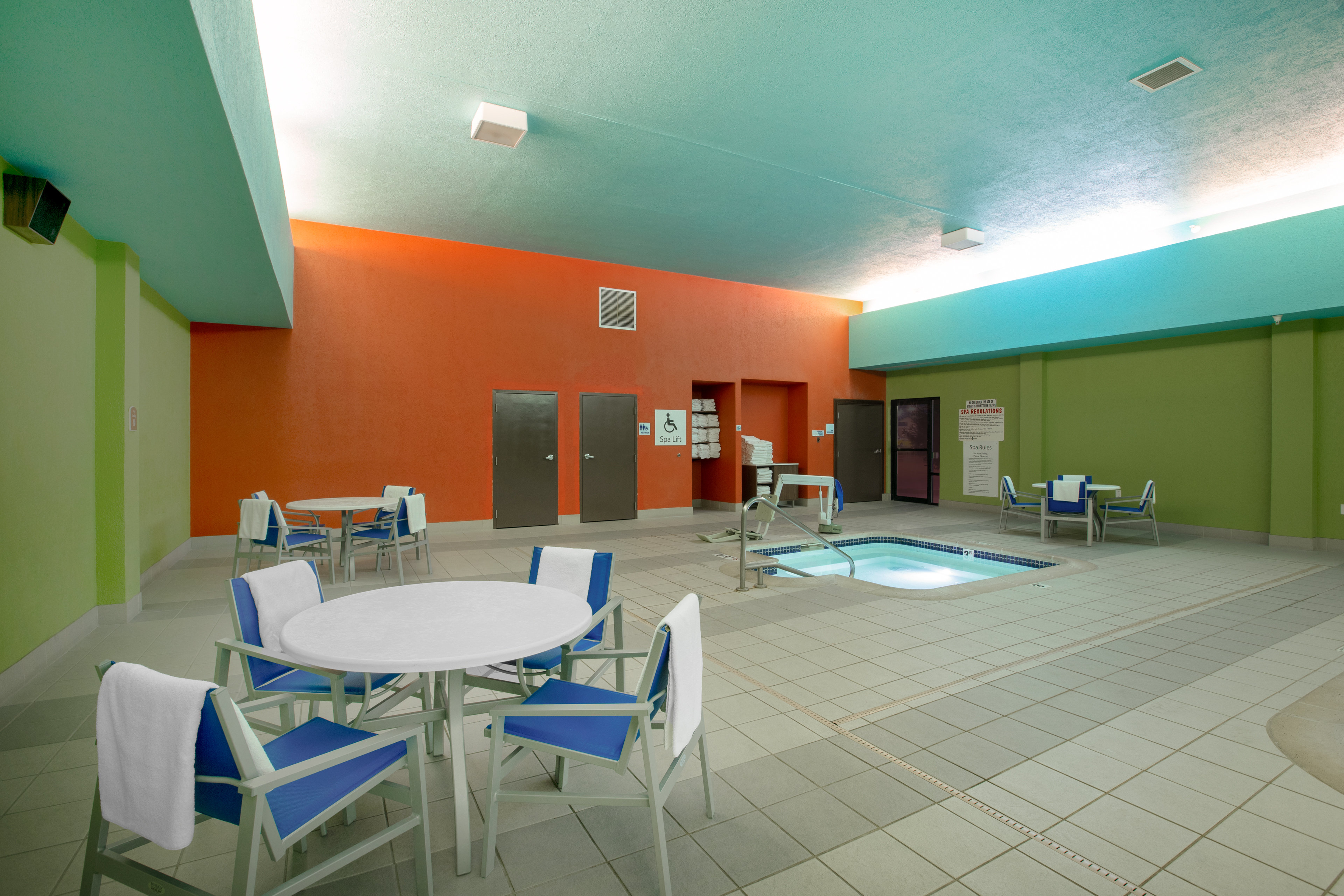 Holiday Inn Express Hotel & Suites Columbus 16/26
