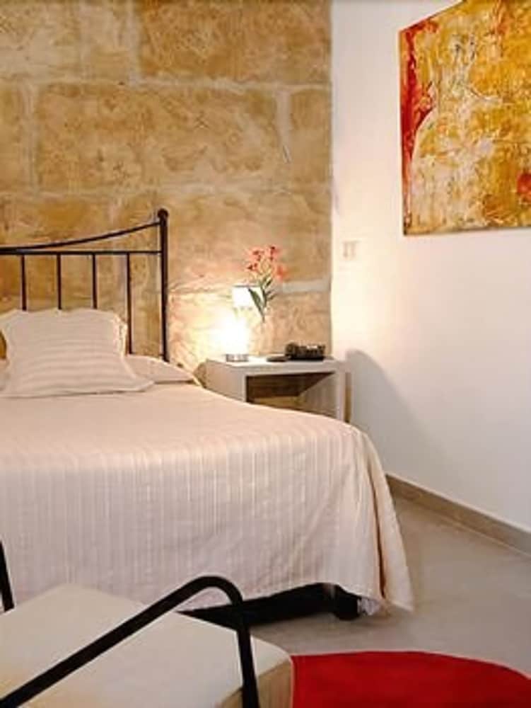 L Hostal 5/37
