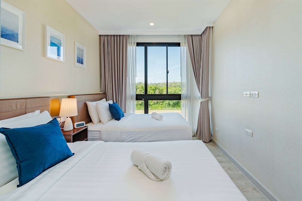 SUPERIOR, TWIN BEDS, POOL VIEW