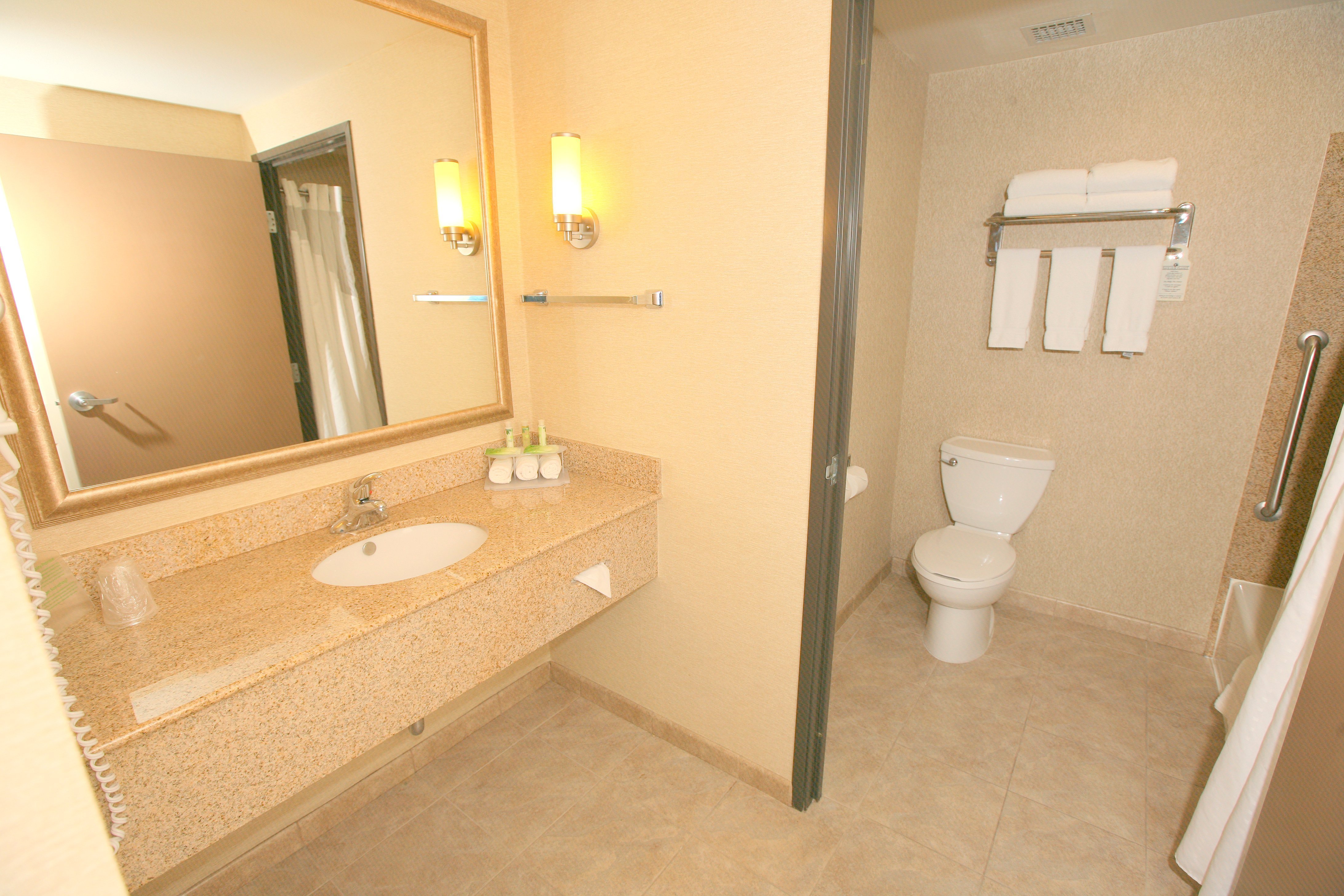 HOLIDAY INN EXPRESS SAN DIEGO SOUTH - CHULA VISTA 63/71