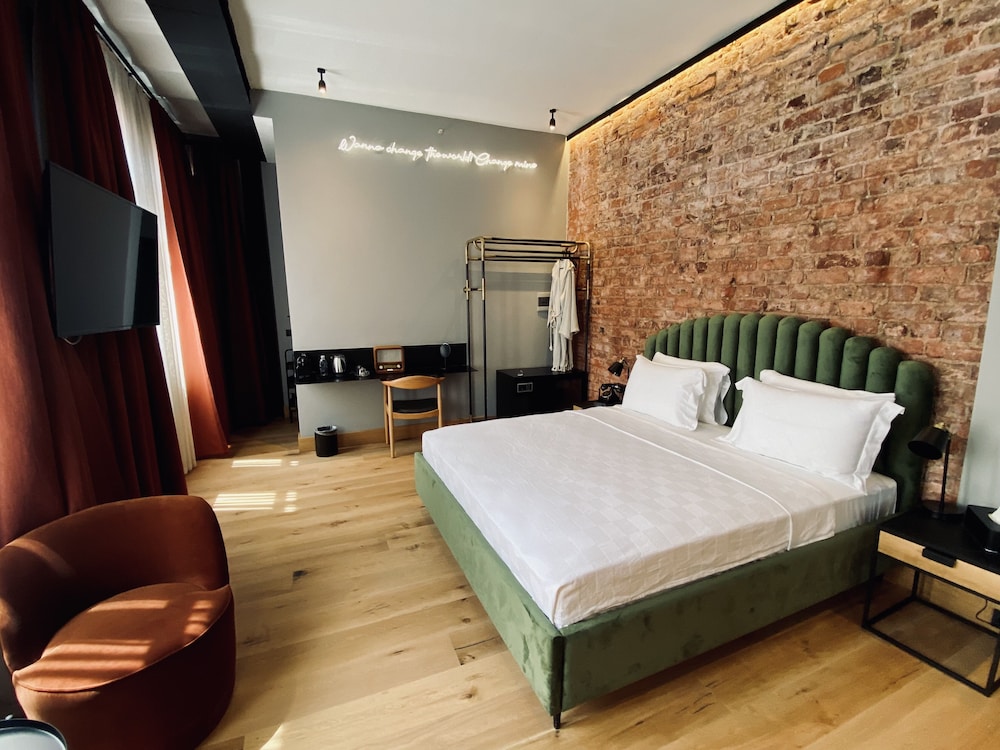 SUPERIOR, DOUBLE BED, STREET VIEW