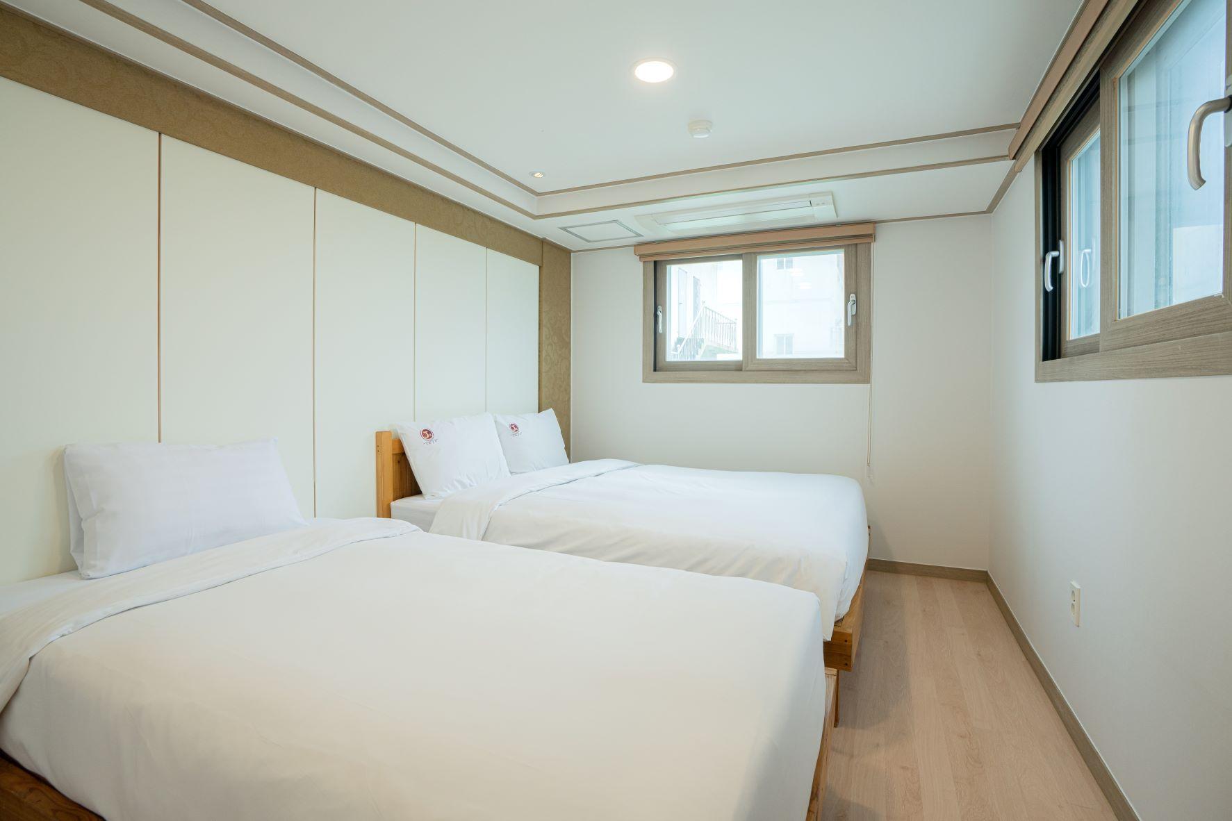 SUITE, CORNER