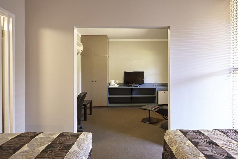 SEASONS HOTEL NEWMAN 5/44