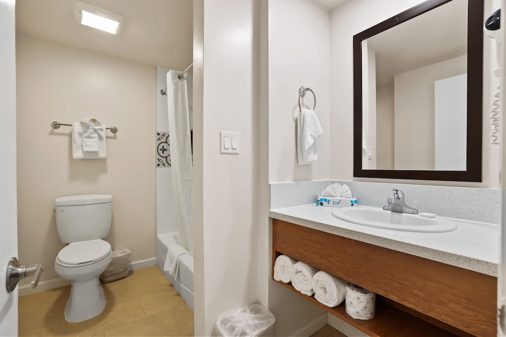 Brookhurst Plaza Inn 37/39