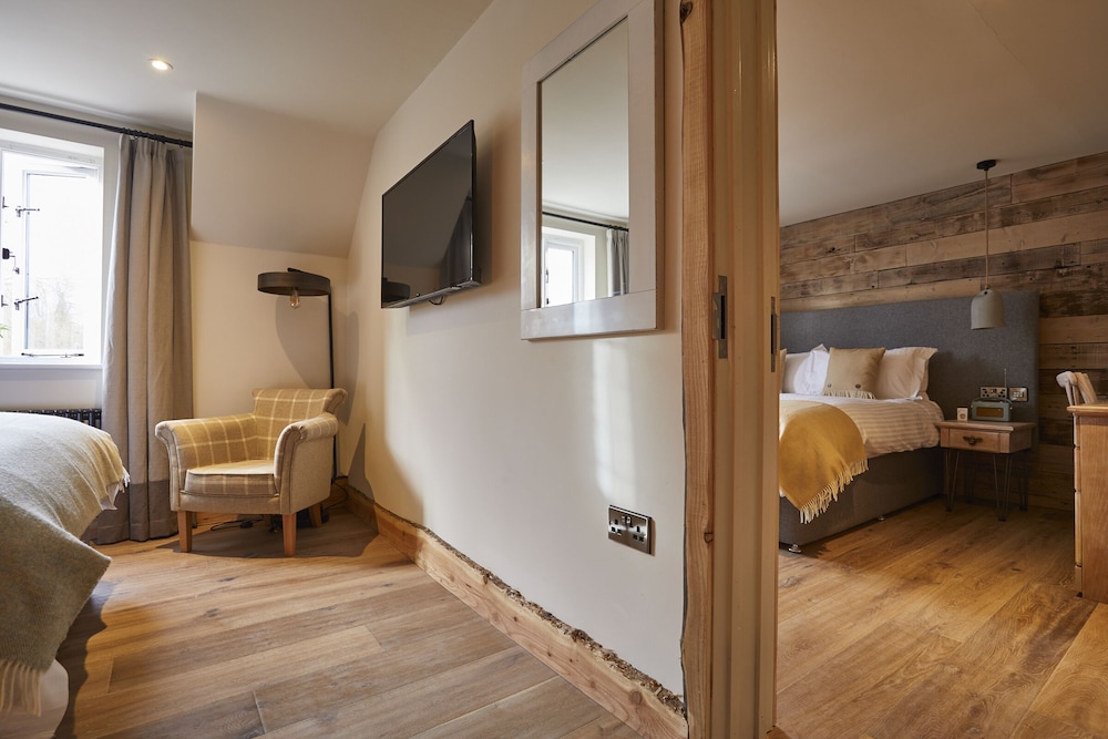 The Crown of Crucis Country Inn And Hotel 8/22