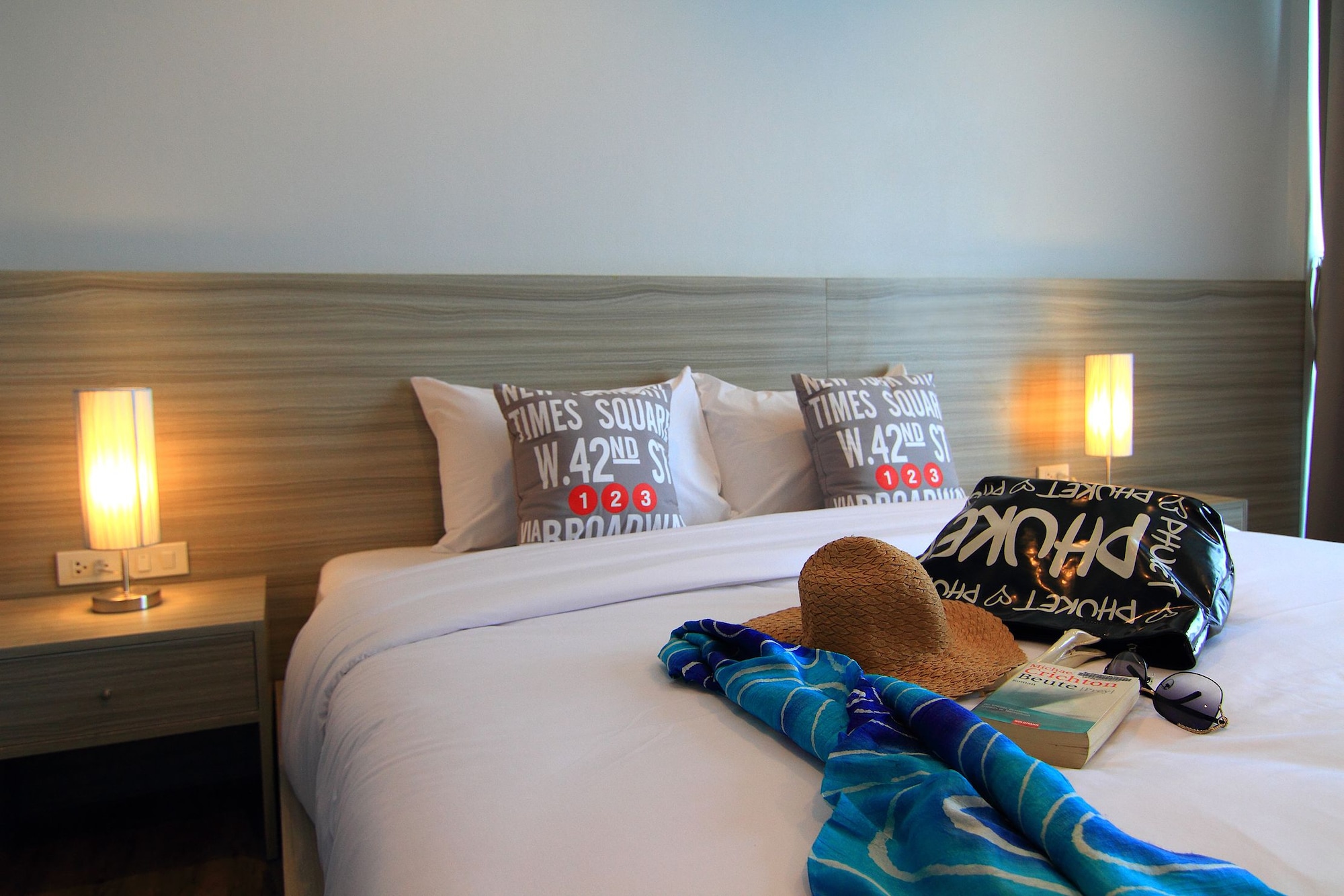 SUPERIOR, KING BED, POOL ACCESS