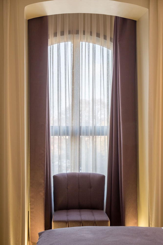 Maroon Hotel Pera 46/72