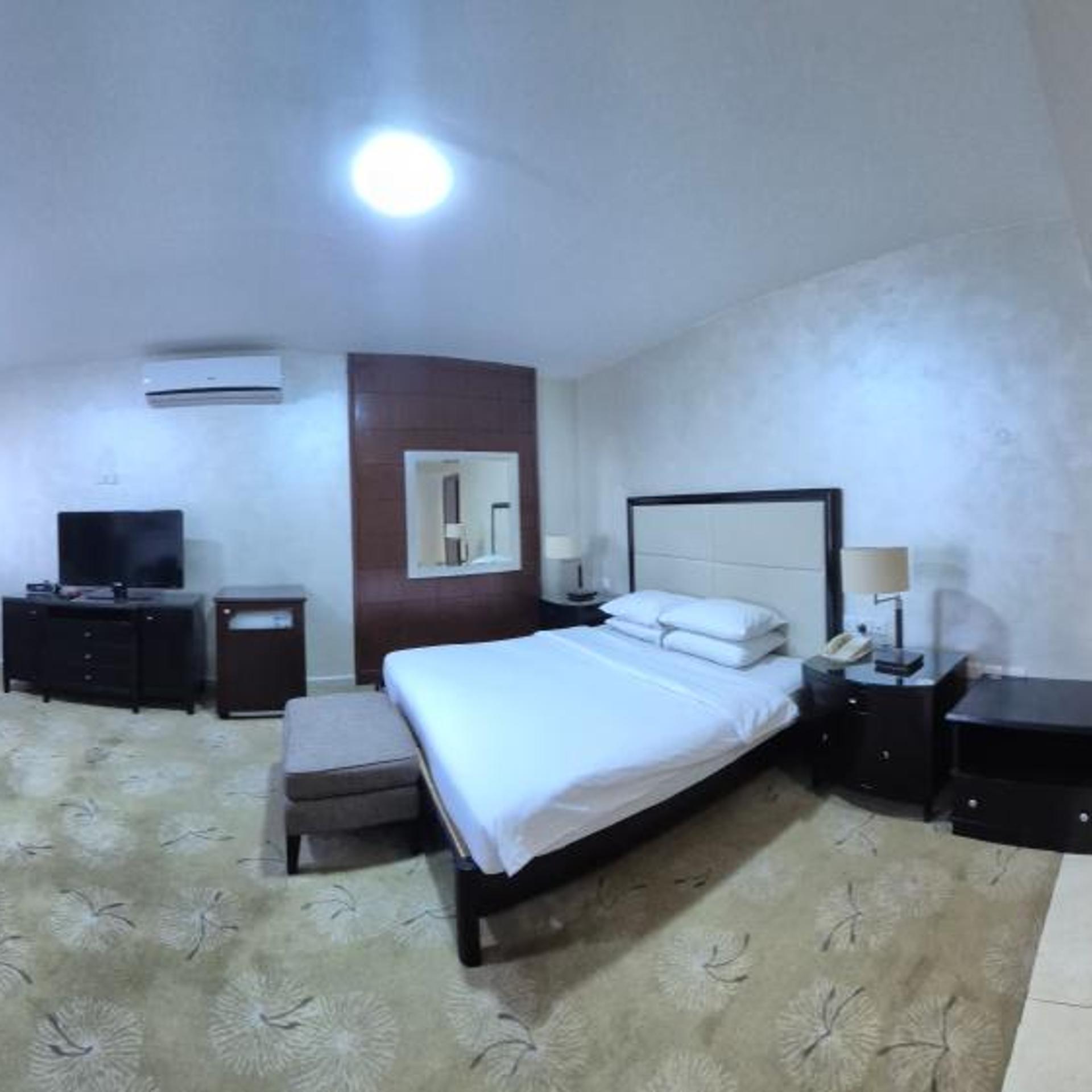 Deluxe, LE VENDOME HOTEL 5/10