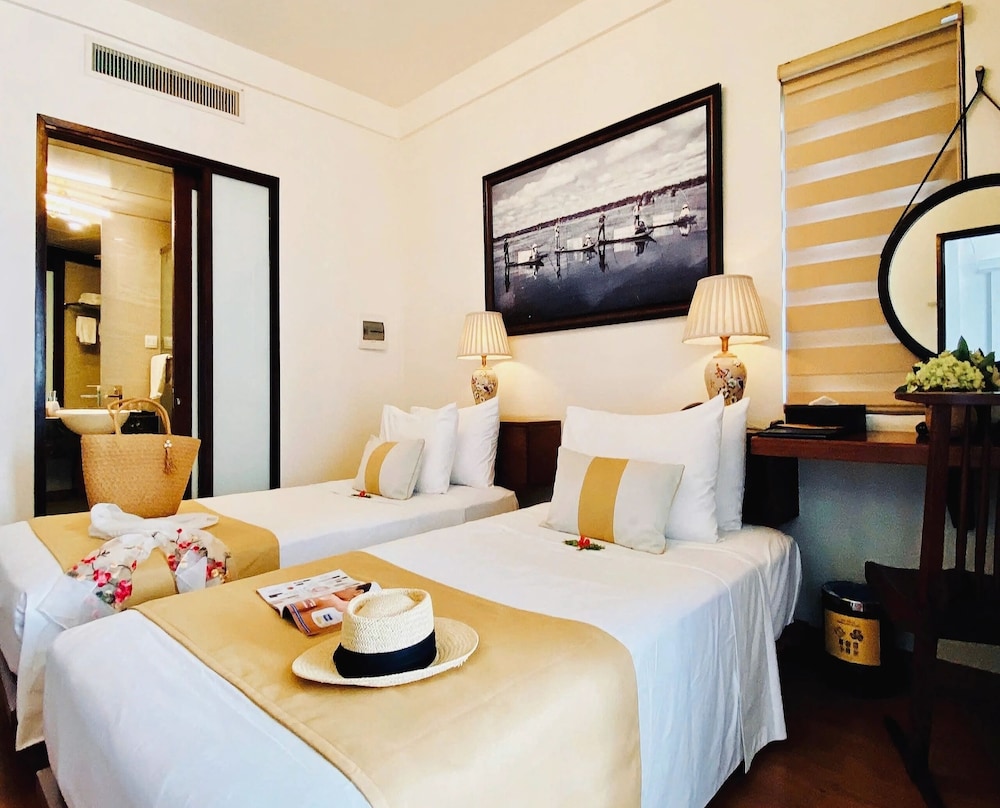 DELUXE, TWIN BEDS, GARDEN VIEW